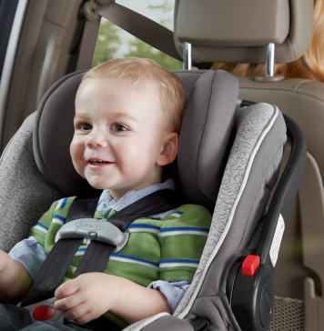 Asegure al bebé en el auto